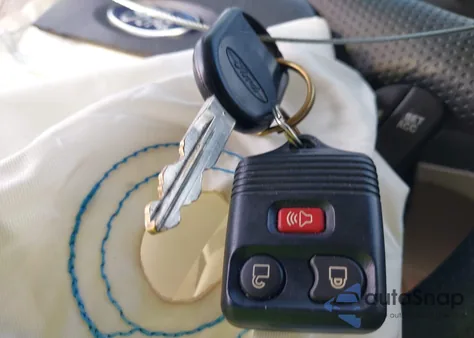 2005 Ford Escape Xls z USA, uszkodzony, nr VIN 1FMYU92Z35KB62008